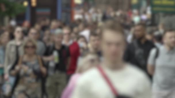 Kehidupan kota besar: siluet orang berjalan dalam kerumunan, gerakan lambat — Stok Video