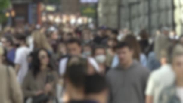 Grande vie urbaine : silhouettes de personnes marchant dans une foule, ralenti — Video