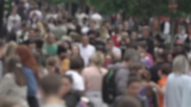 Большая городская жизнь: силуэты людей, идущих в толпе, замедленная съемка — стоковое видео