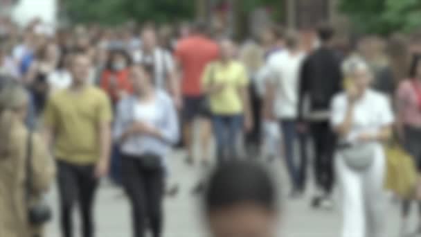 Vida en la gran ciudad: siluetas de gente caminando en una multitud, cámara lenta — Vídeos de Stock