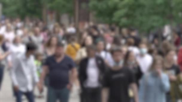 Megapolis: silhouettes of people walking in a crowd — стокове відео