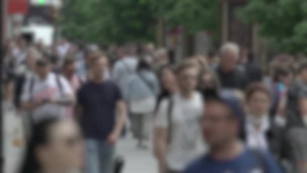 Megapolis: silhouettes of people walking in a crowd — Αρχείο Βίντεο