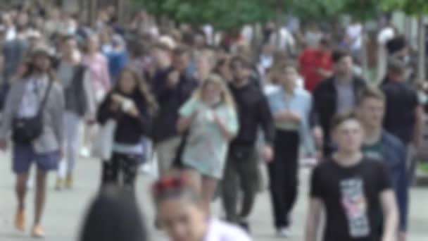 Megapolis: silhouettes of people walking in a crowd — Video Stock