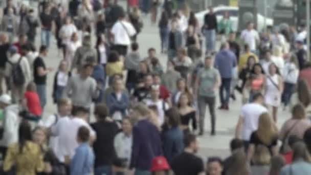 Megapolis: silhouettes of people walking in a crowd — Αρχείο Βίντεο
