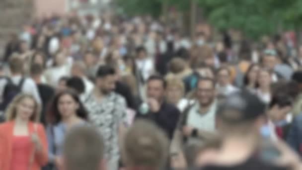 Megapolis: silhouettes of people walking in a crowd — стоковое видео