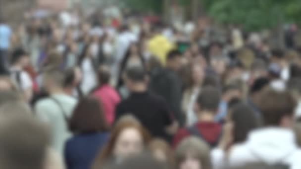 Megapolis: silhouettes of people walking in a crowd — Stock video