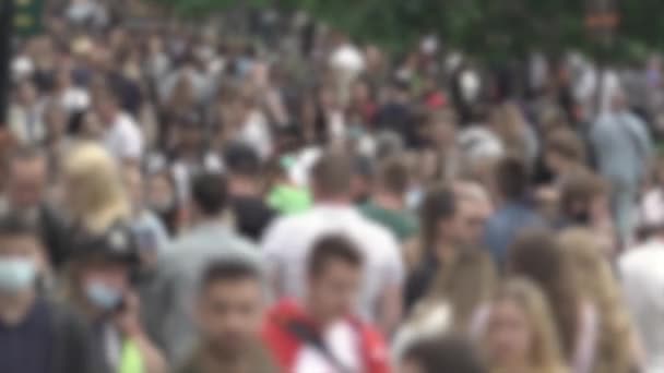 Megapolis: silhouettes of people walking in a crowd — Stockvideo