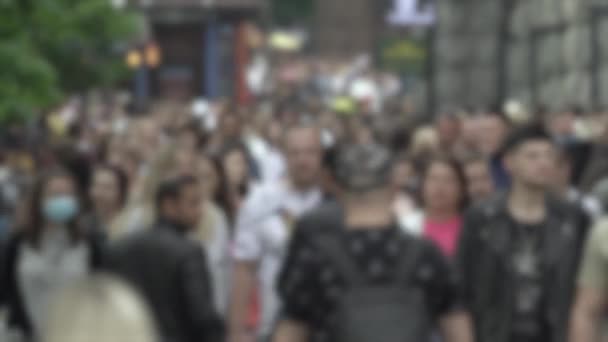 Megapolis: silhouettes of people walking in a crowd — стокове відео
