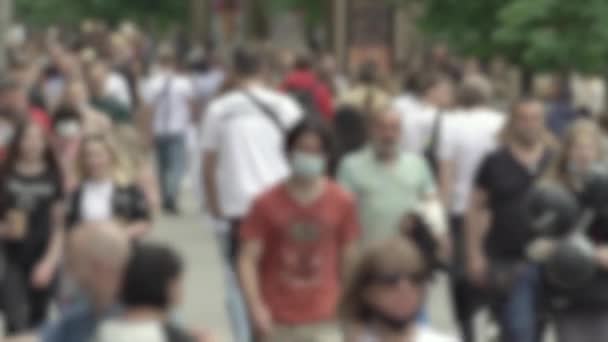 Megapolis: silhouettes of people walking in a crowd — Stock videók