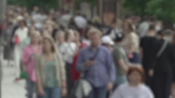 Megapolis: silhouettes of people walking in a crowd — Video