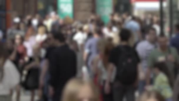 Megapolis: silhouettes of people walking in a crowd — Stok video