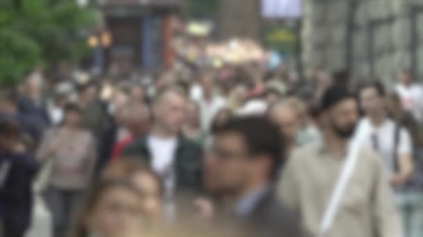 Megapolis: silhouettes of people walking in a crowd — Stockvideo