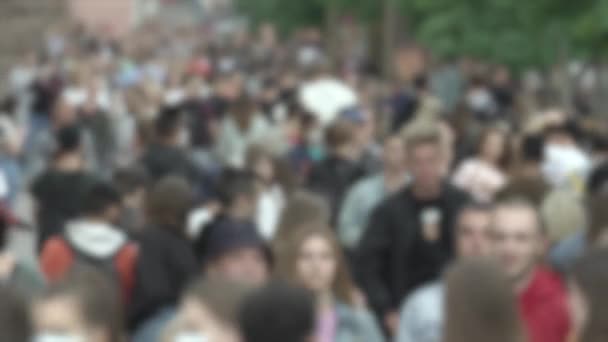 Megapolis: silhouettes of people walking in a crowd — Vídeo de stock