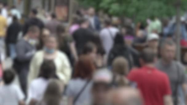 Megapolis: silhouettes of people walking in a crowd — Video