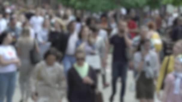 Megapolis: silhouettes of people walking in a crowd — Vídeo de Stock