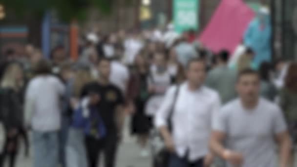 Megapolis: silhouettes of people walking in a crowd — Video