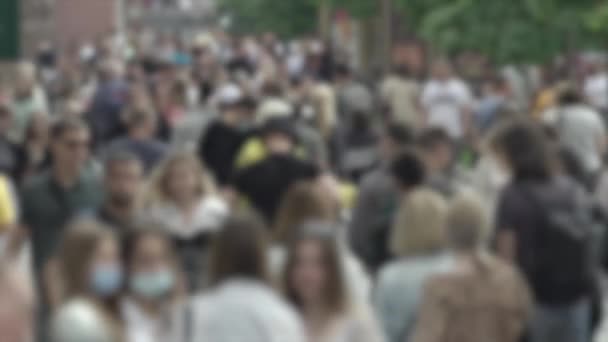 Megapolis: silhouettes of people walking in a crowd — Αρχείο Βίντεο