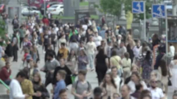 Megapolis: silhouettes of people walking in a crowd — Stock video