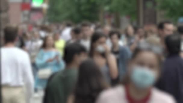 Megapolis: silhouettes of people walking in a crowd — Stock video