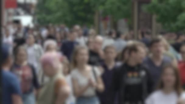 Megapolis: silhouettes of people walking in a crowd — Stok video