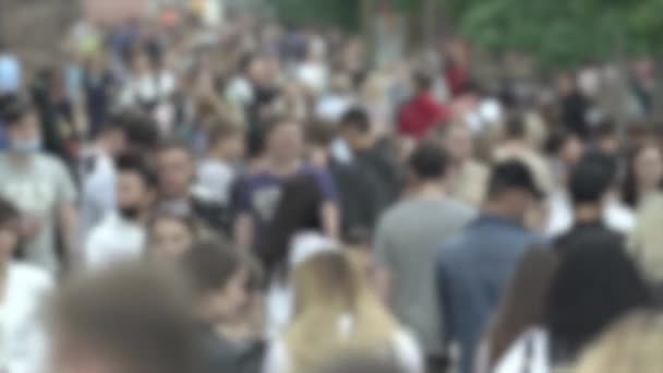 Megapolis: silhouettes of people walking in a crowd — Stok video