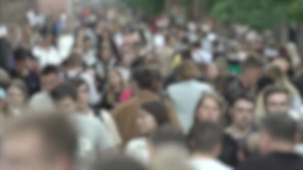 Megapolis: silhouettes of people walking in a crowd — Vídeo de stock