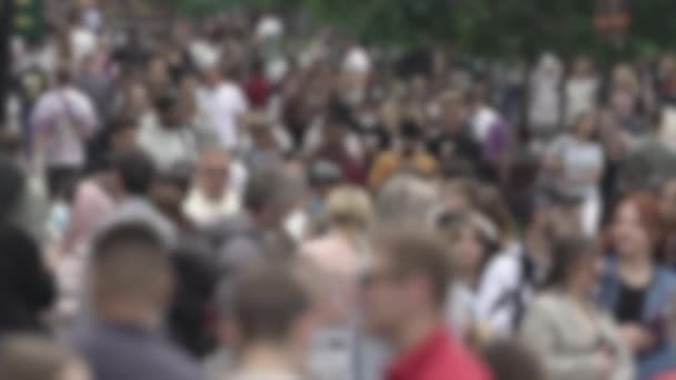 Megapolis: silhouettes of people walking in a crowd — Vídeo de stock