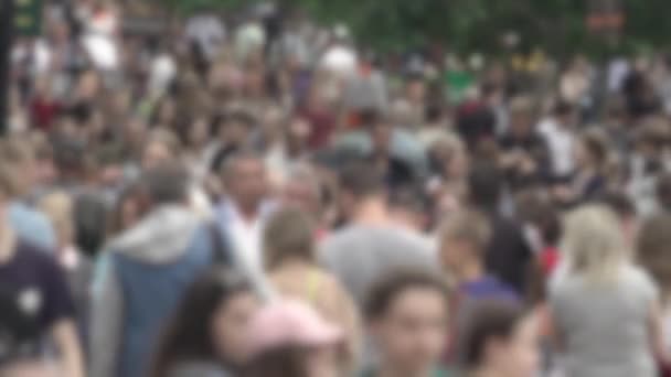 Megapolis: silhouettes of people walking in a crowd — Stockvideo