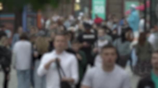 Megapolis: silhouettes of people walking in a crowd — стокове відео