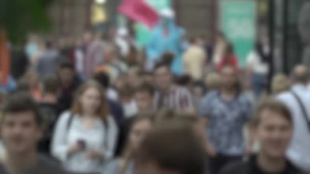 Megapolis: siluete de oameni care merg într-o mulțime — Videoclip de stoc