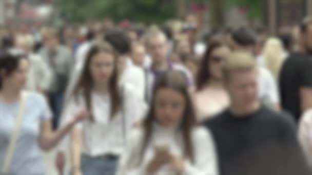 Megapolis: silhouettes of people walking in a crowd — Video Stock