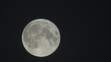 Gece karanlığında dolunay.