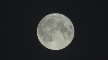 Gece karanlığında dolunay.