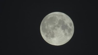 Gece karanlığında dolunay.