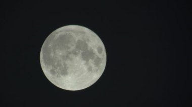 Gece karanlığında dolunay.