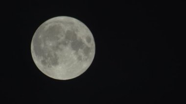 Gece karanlığında dolunay.