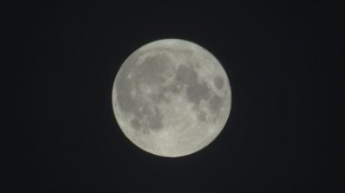 Gece karanlığında dolunay.
