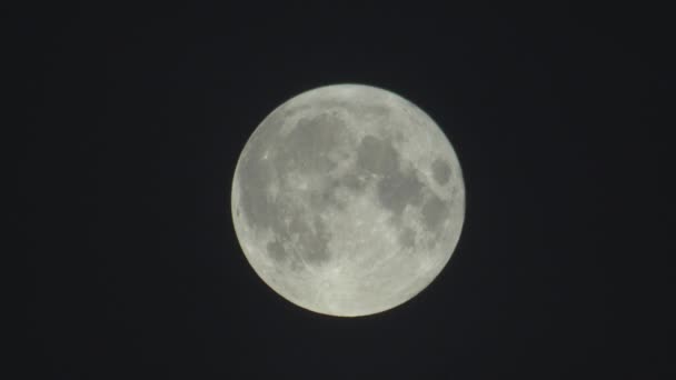 Полная луна в темном ночном небе — стоковое видео
