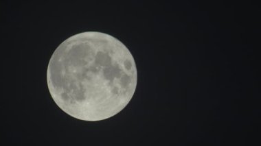 Gece karanlığında dolunay.