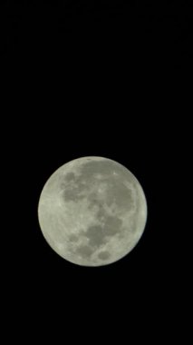 Gece gökyüzünde dolunayın dikey videosu