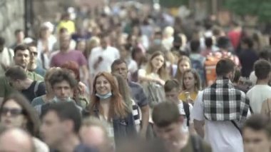 Ukrayna 'nın Kyiv caddesinde yürüyen bir kalabalık.