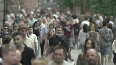 Ukrayna 'nın Kyiv caddesinde yürüyen bir kalabalık.