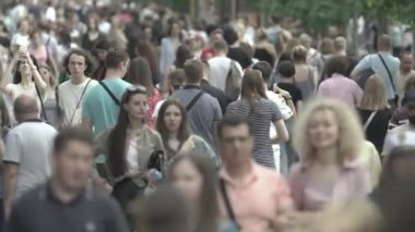 Ukrayna 'nın Kyiv caddesinde yürüyen bir kalabalık.