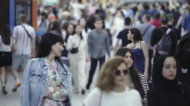 Ukrayna 'nın Kyiv caddesinde yürüyen bir kalabalık.