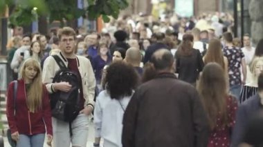 Ukrayna 'nın Kyiv caddesinde yürüyen bir kalabalık.