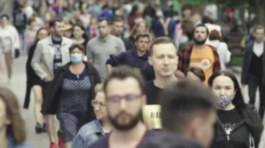 Ukrayna 'nın Kyiv caddesinde yürüyen bir kalabalık.