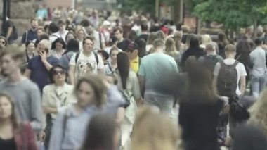 Ukrayna 'nın Kyiv caddesinde yürüyen bir kalabalık.