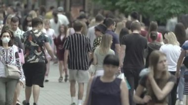 Ukrayna 'nın Kyiv caddesinde yürüyen bir kalabalık.