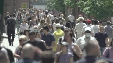 Ukrayna 'nın Kyiv caddesinde yürüyen bir kalabalık.