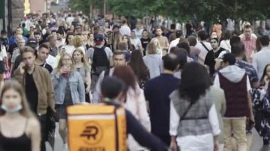 Ukrayna 'nın Kyiv caddesinde yürüyen bir kalabalık.